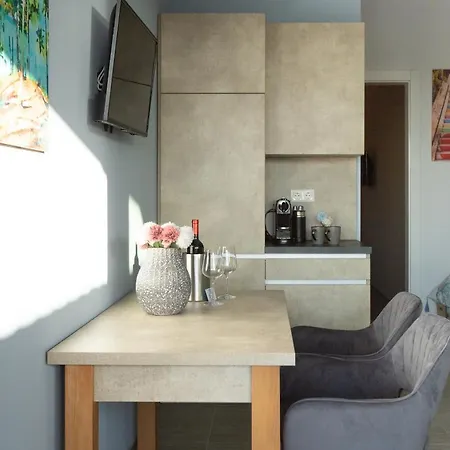 Rtina Appartements Апартаменты *